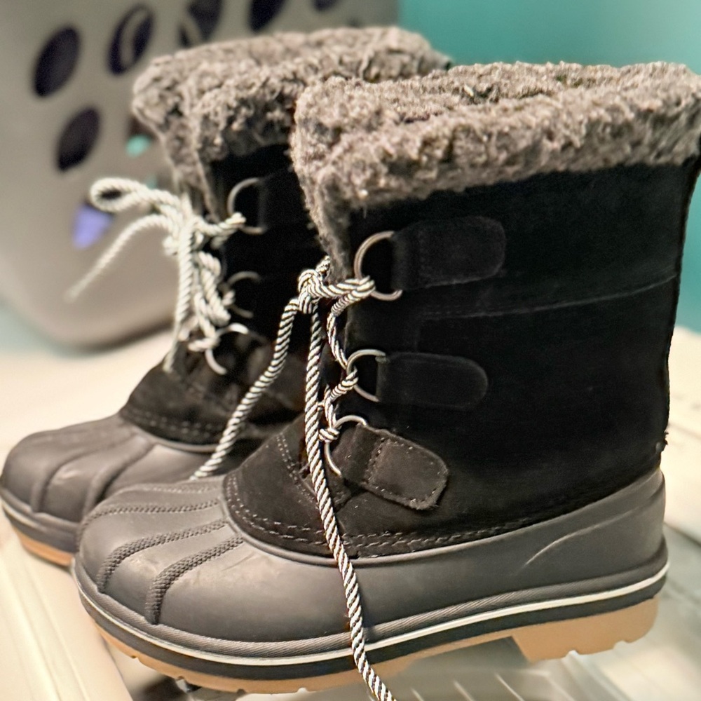 Flawless Winter Boots Stylish toddler kids size 13 fur lined Unisex black suede
